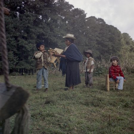 Autotochtones dans les montagnes avant Mexico la ville 74